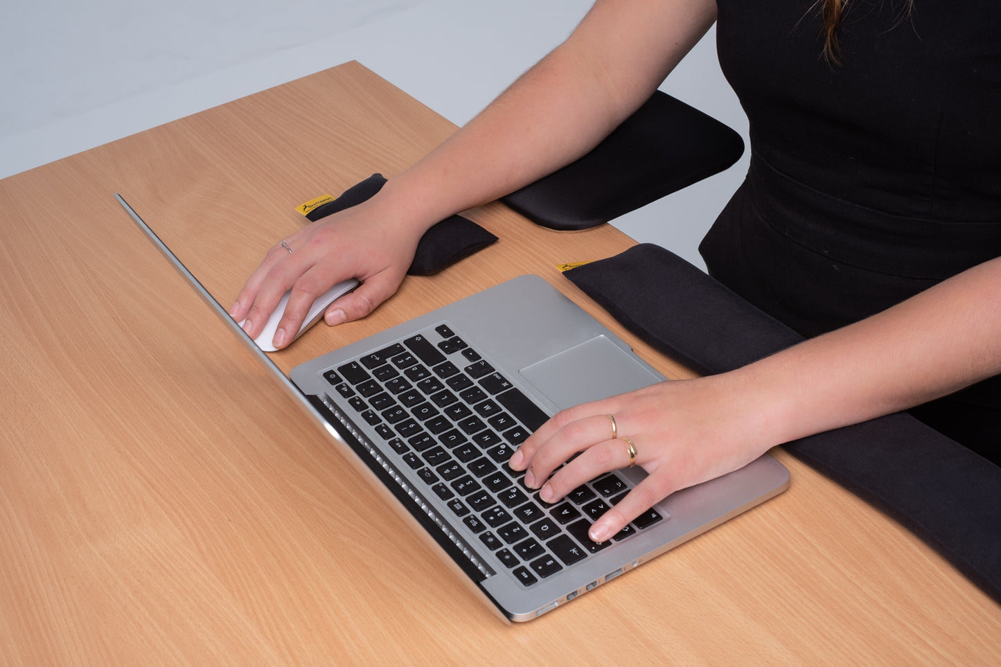 MOUSE ERGO REST - table backrest - easily attached to any table - extends the depth