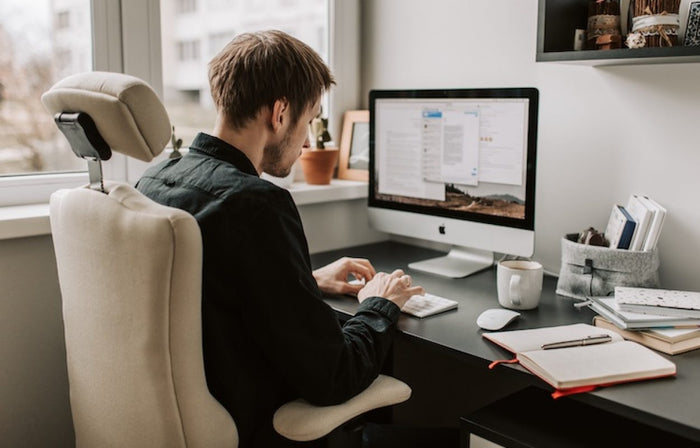 Ist eine Lendenwirbelstütze beim ergonomischen Bürostuhl wichtig?