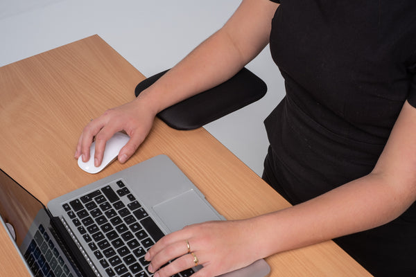 SANTERGO Ergonomische Armauflage für den Schreibtisch – Unterarmstütze gegen Maus- & Schulterschmerzen